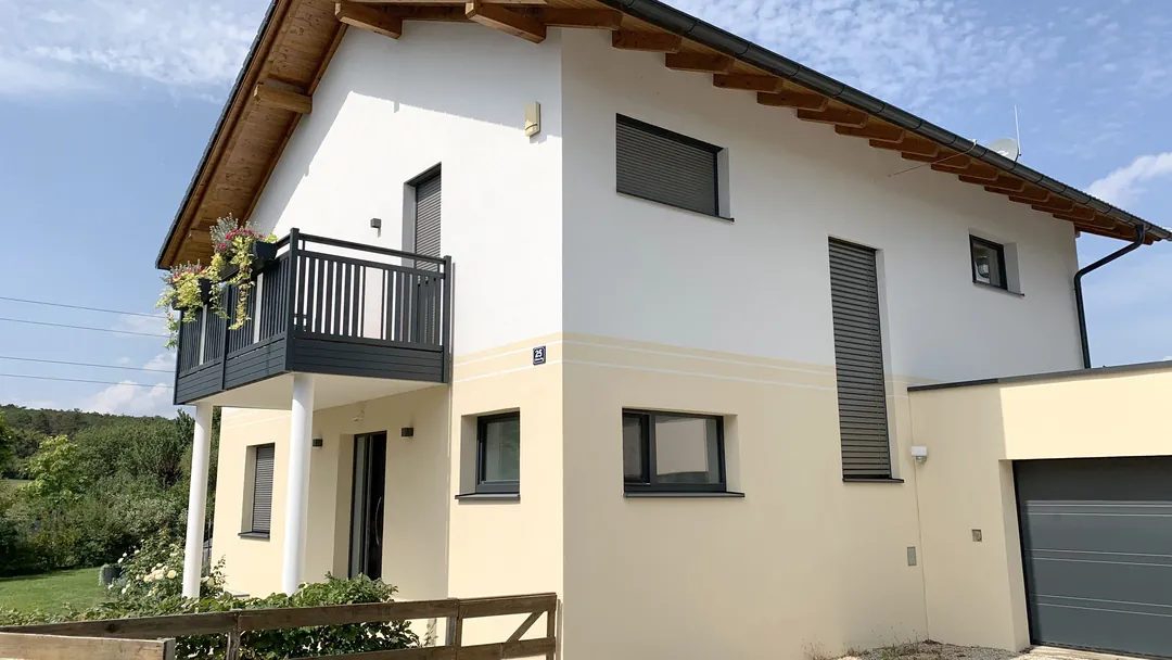 Einfamilienhaus mit Satteldach, Balkon und Garage