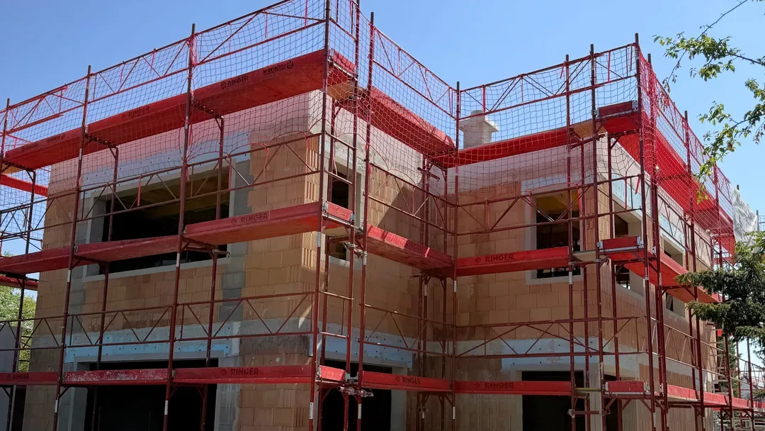 Ziegelrohbau mit Gerüst