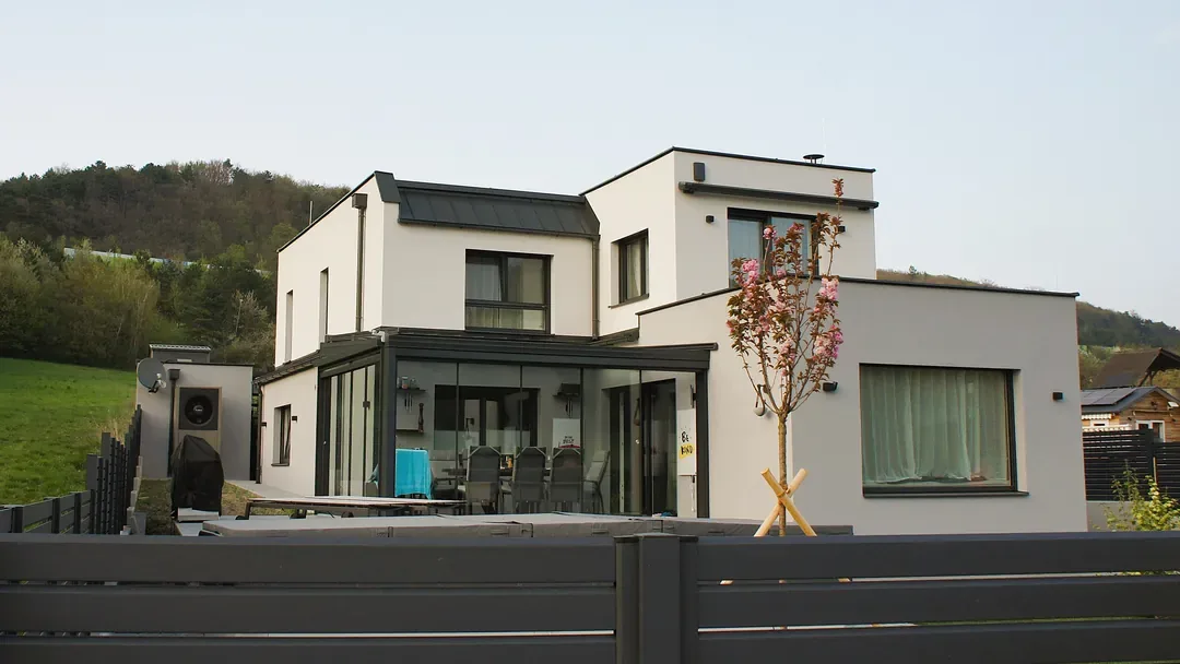 Neubau mit Flachdach und Wintergarten